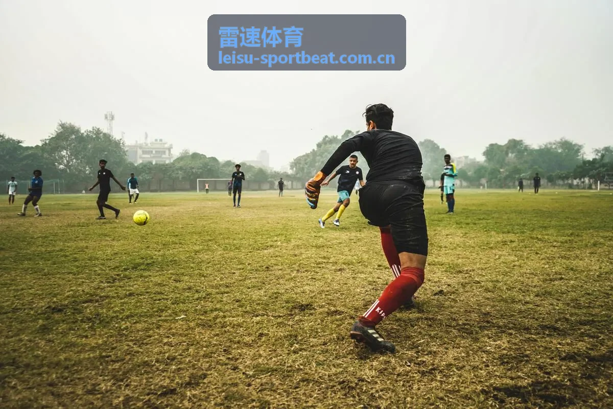 雷速体育篮球赛事中的运动员与赛场画面